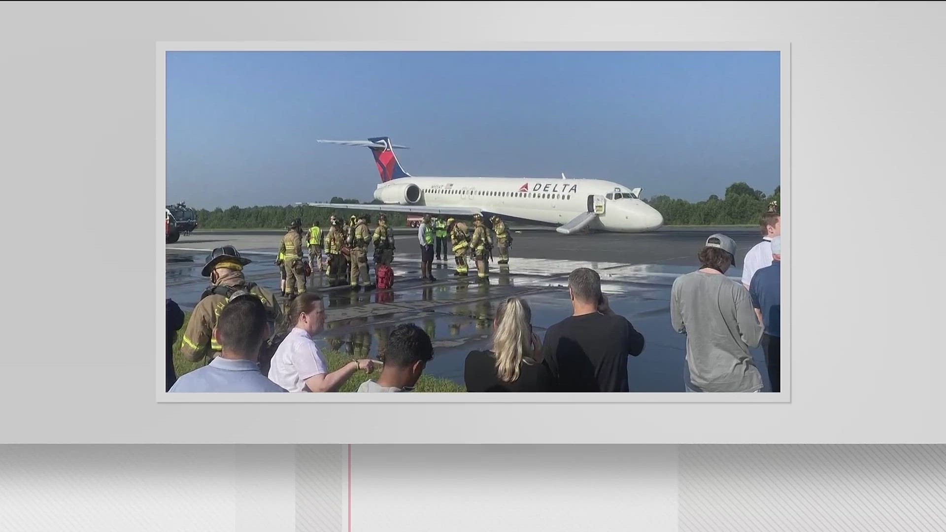 Photos Delta Flight From Atlanta Safely Lands Without Nose Gear