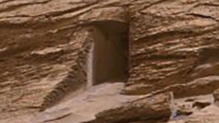 Curiosity Rover Just Sent Back a Photo That Looks Like an Alien Doorway on Mars