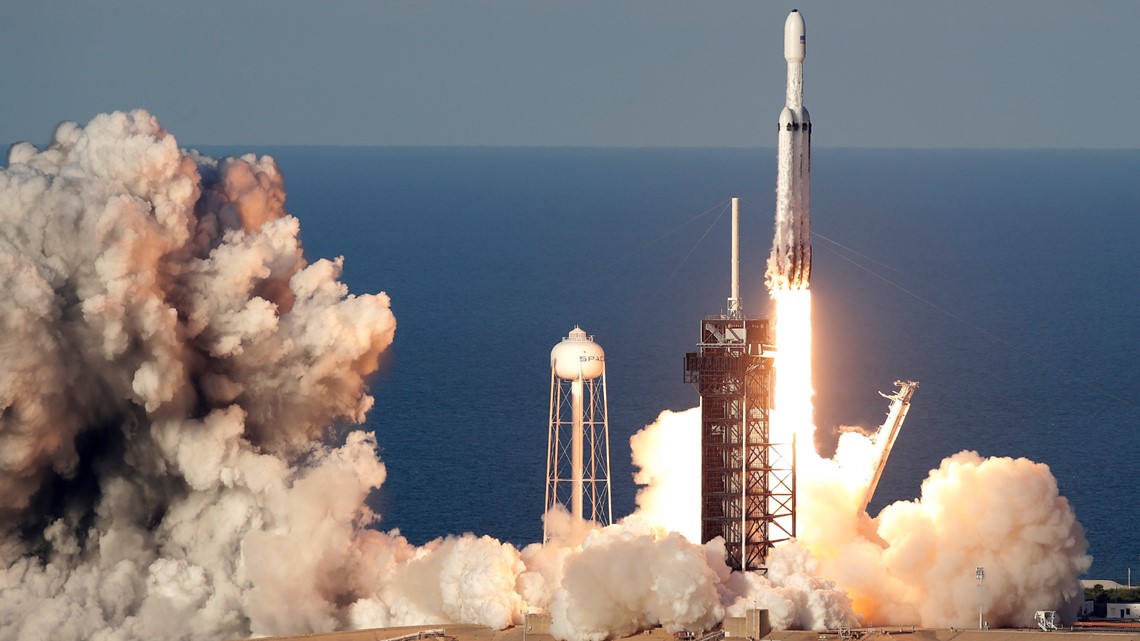 Schrikken Senaat Koloniaal Watch: SpaceX Falcon Heavy launches first commercial payload | 11alive.com
