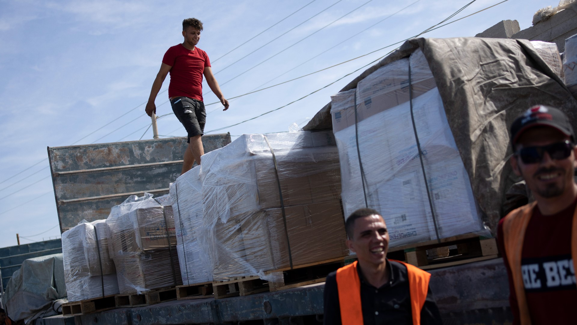 Humanitarian aid trickles into Gaza as Egypt's border opens | 11alive.com