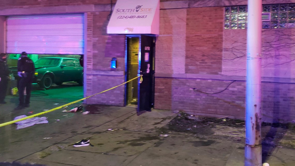 Park Manor shooting in Chicago leaves 2 dead, 13 wounded