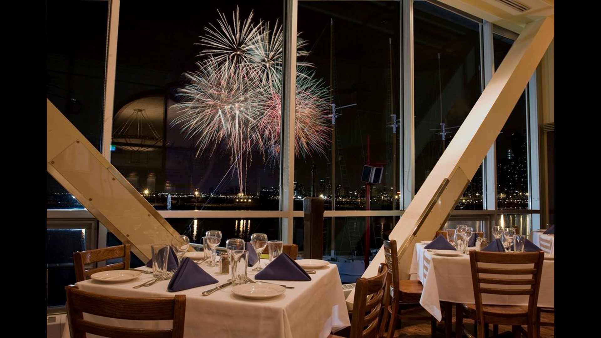 Just in time for New Year&#039;s Eve: Yelp&#039;s best bars and restaurants to see fireworks | 11alive.com