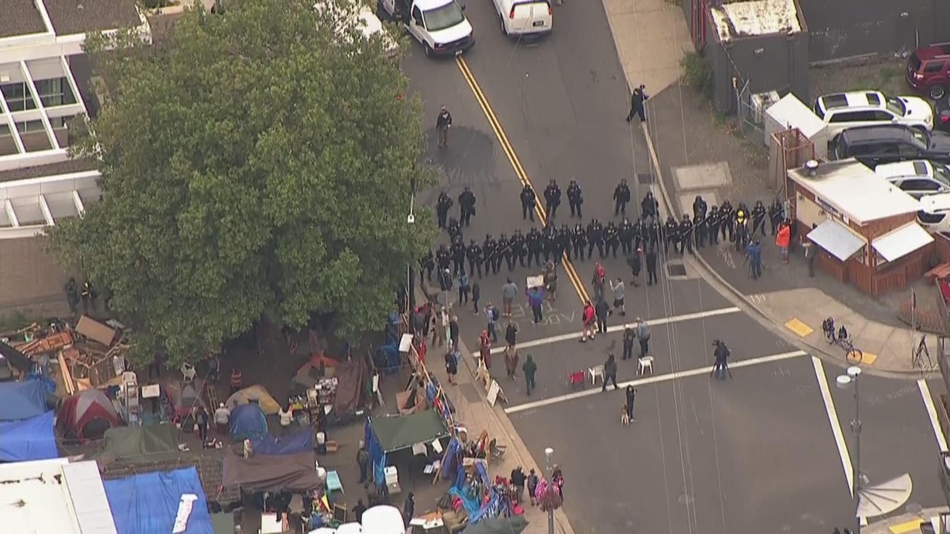 Video from Sky8 after federal police officers cleared the entrance to the U.S. Immigration and Customs Enforcement facility in Southwest Portland on Thursday, June 28, 2018. Eight protesters were arrested, according to police.