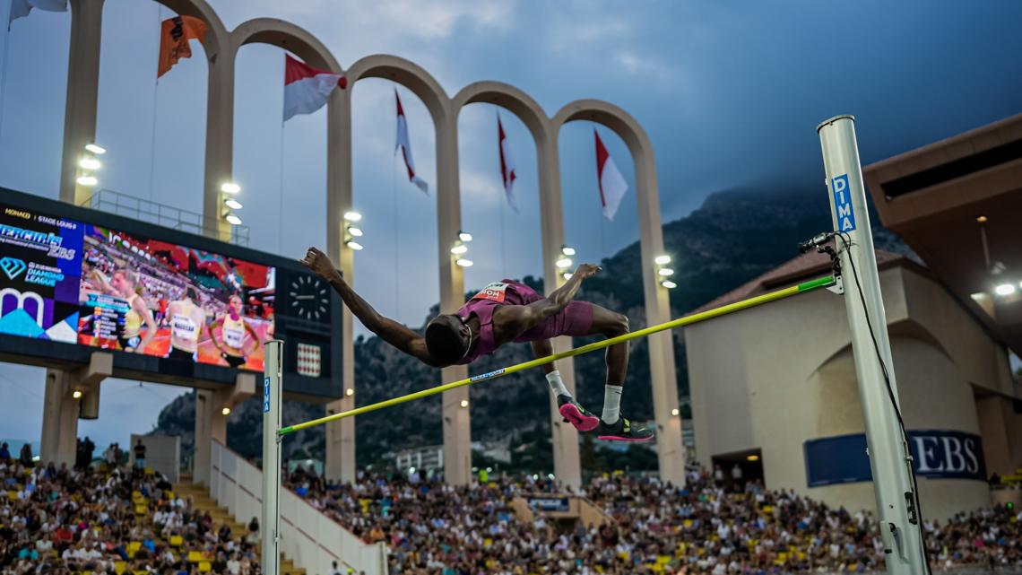 Shelby McEwen wins a silver medal after setting personal record