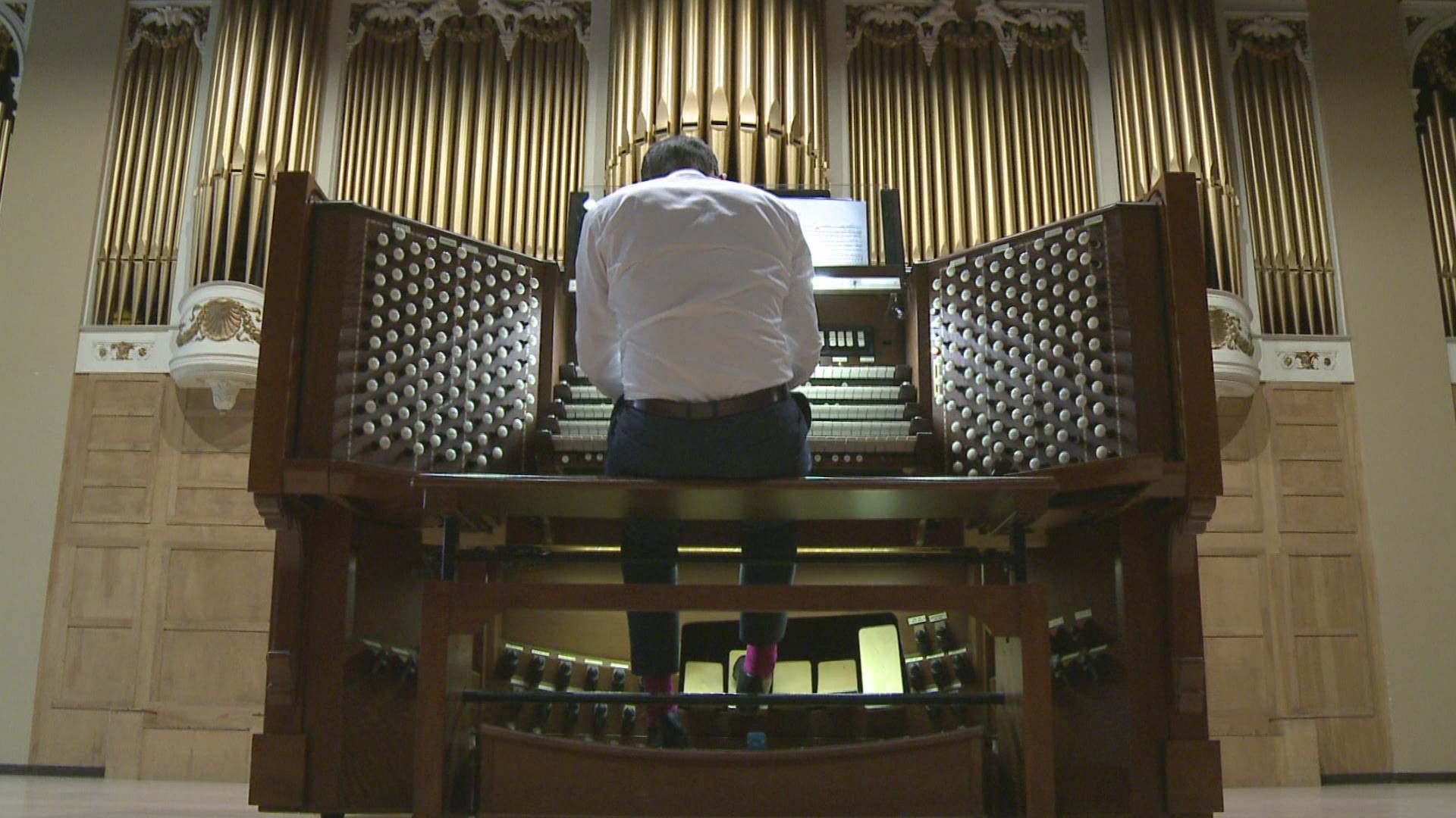 Muni He 1080 - Portland's new municipal organist comes with pink socks and a British accent ...