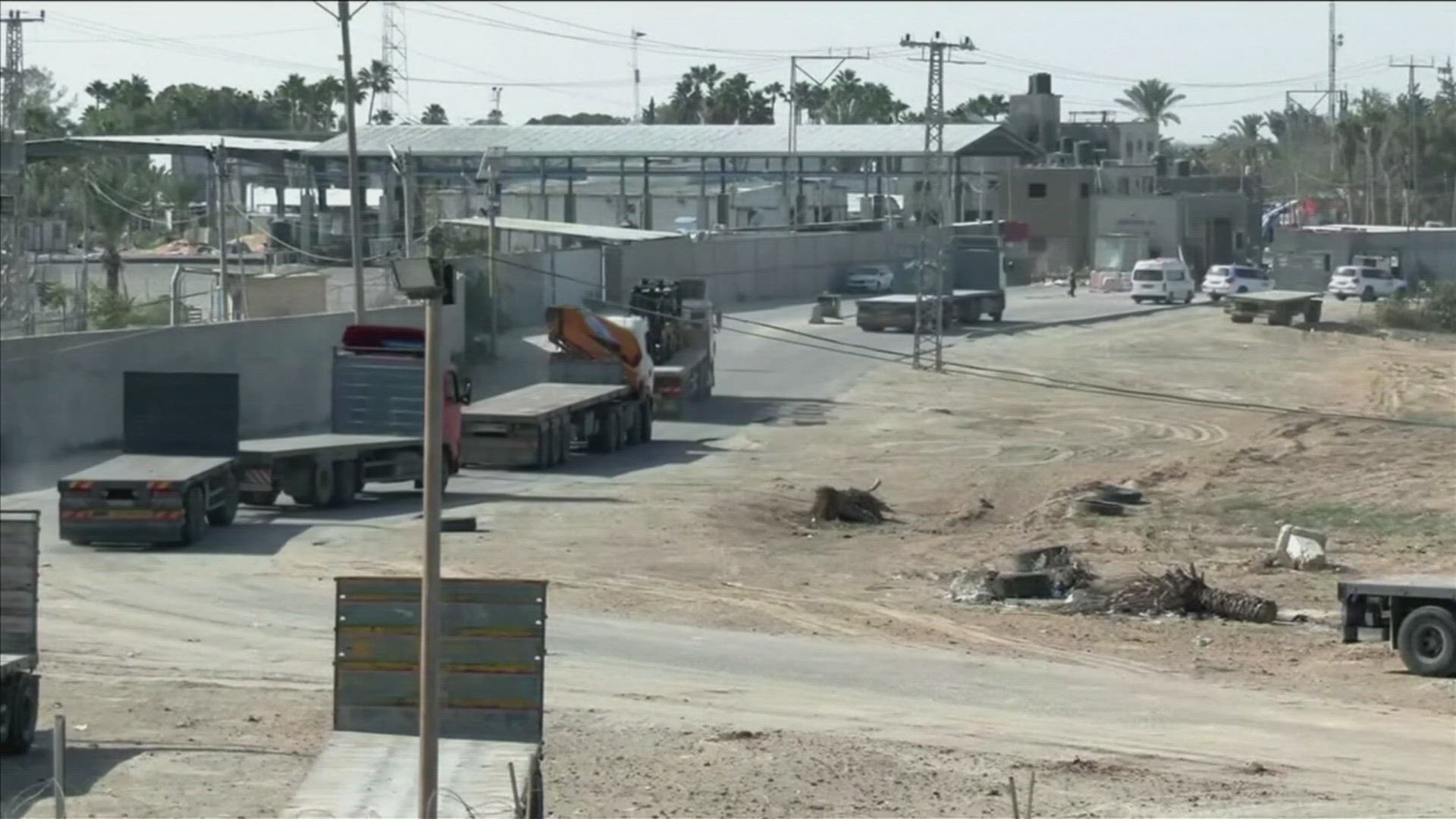 Humanitarian aid trickles into Gaza as Egypt's border opens | 11alive.com