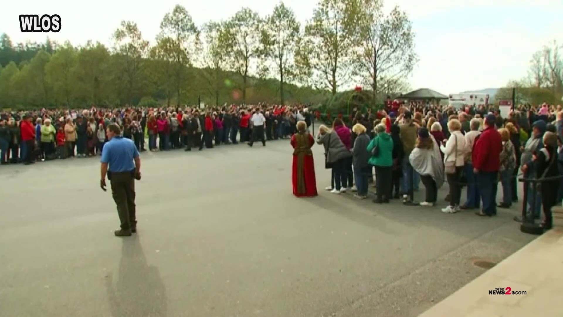 Christmas Comes Early At Biltmore With Tree Raising