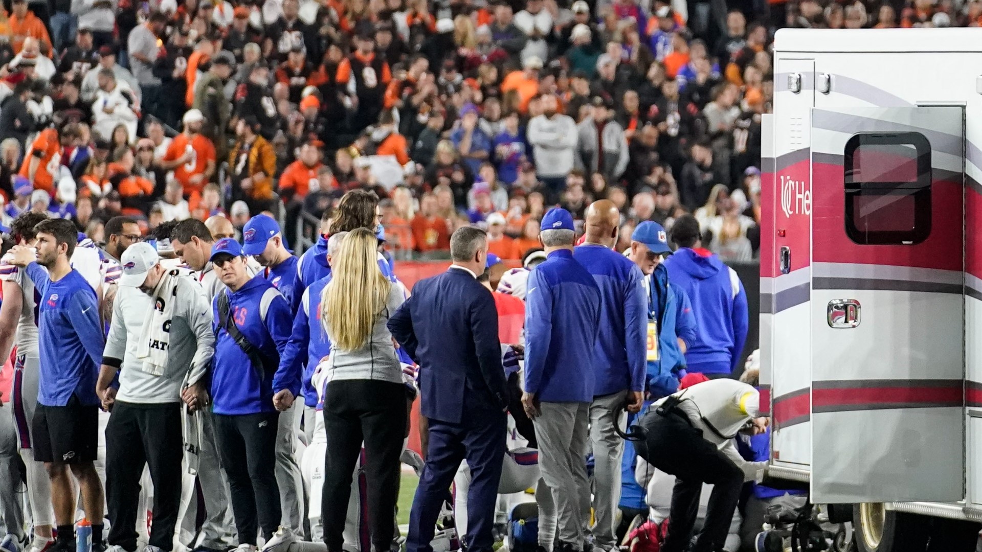 Bills' Hamlin attends 1st game since collapse, waves to fans