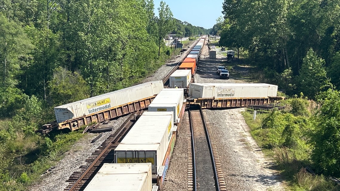 3 CSX crew members hurt in train crash, derailment in Folkston ...