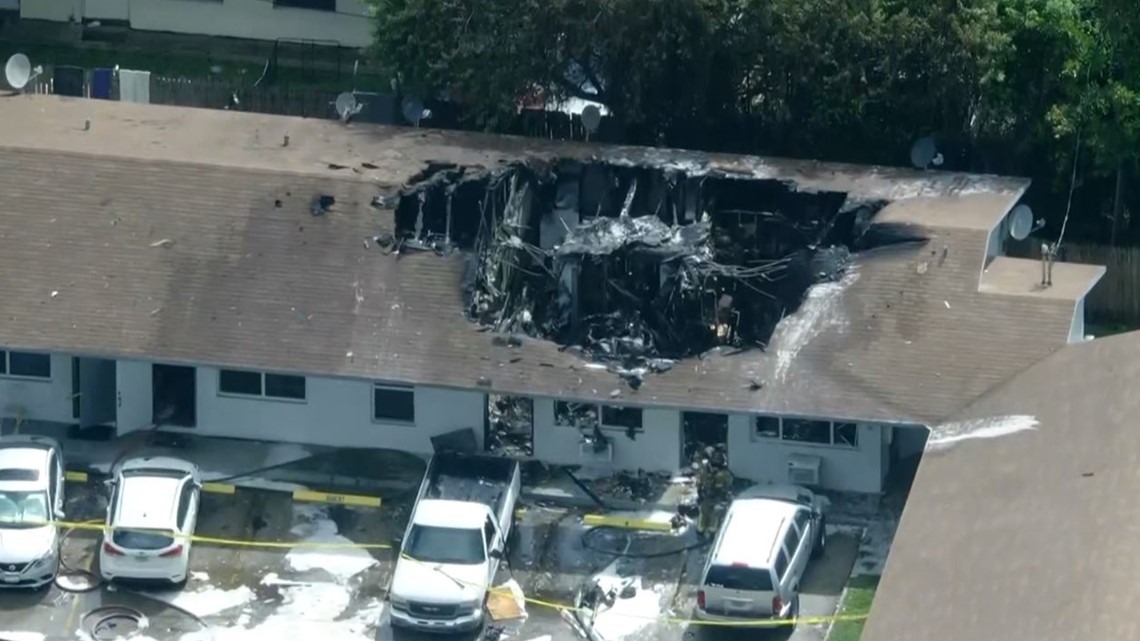 Rescue helicopter crashes into Florida apartment complex - Vimarsana News
