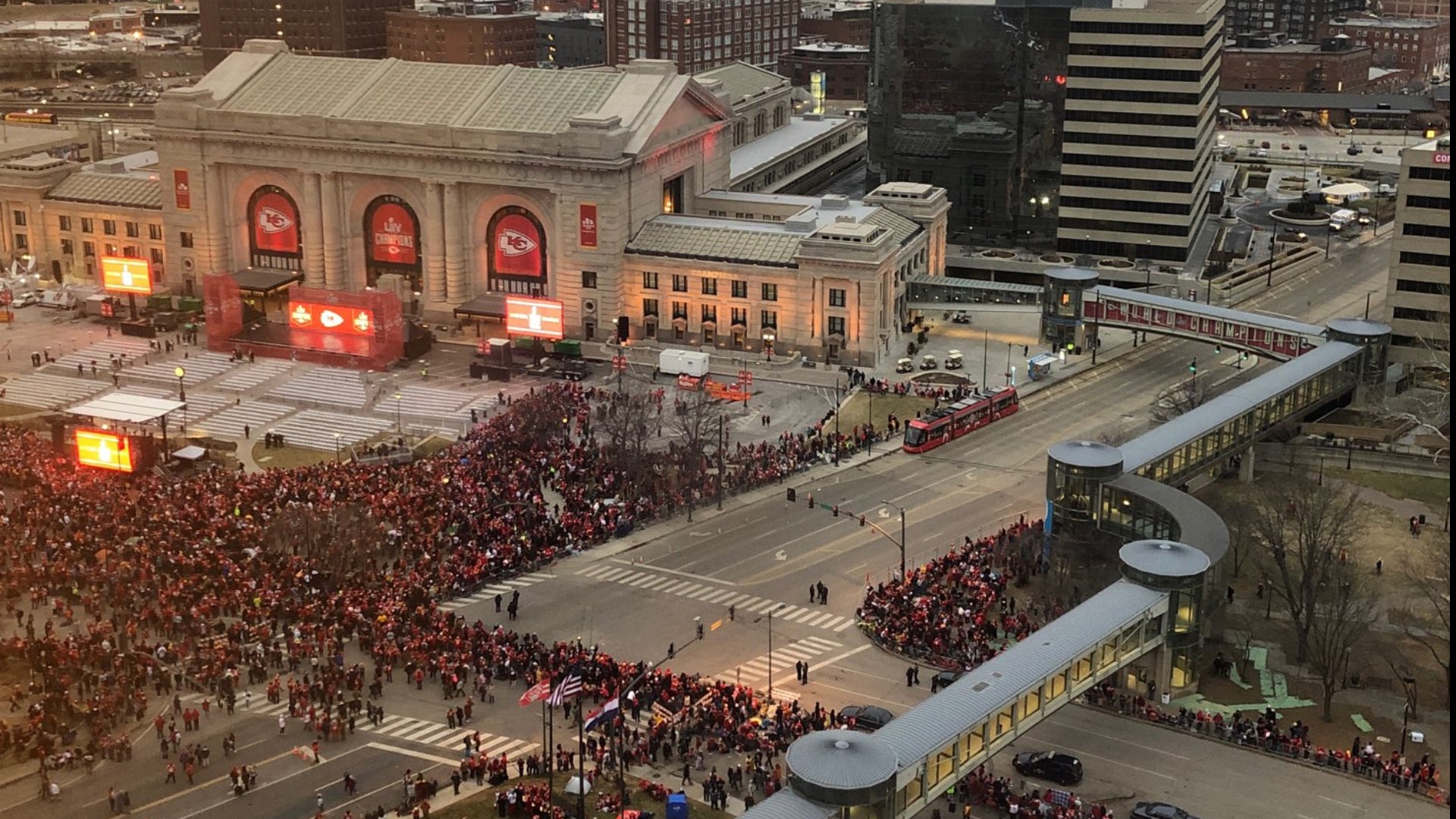 Kansas City Chiefs Super Bowl parade rolls on after earlier car chase ...