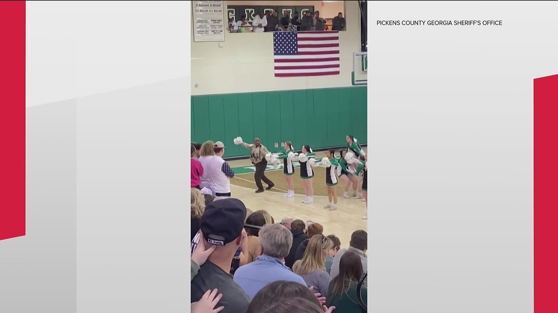 Deputy joins cheerleading routine at Georgia high school - Vimarsana News