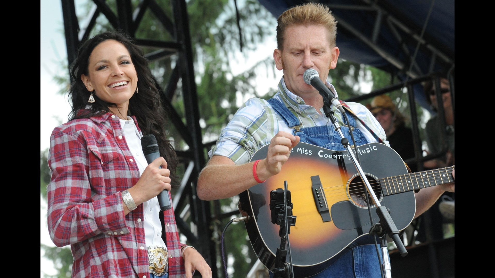 Rory Feek shares mournful photo of Joey Feek's grave