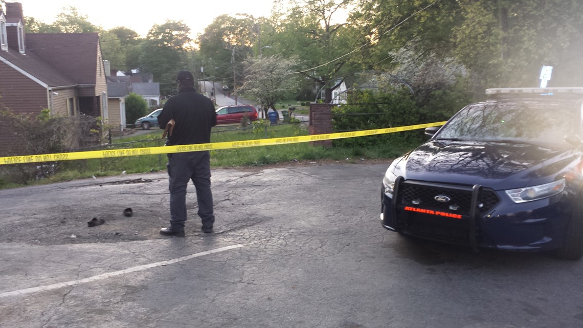 Victim grazed in head by bullet during robbery in SW Atlanta | 11alive.com