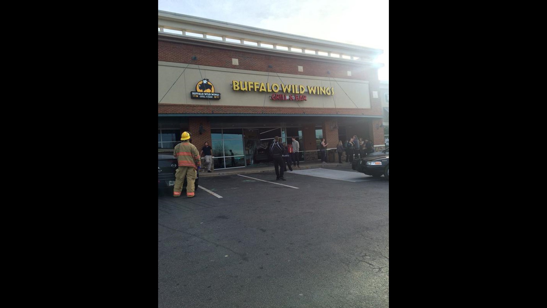 Man dies after van slams into Buffalo Wild Wings in Kennesaw