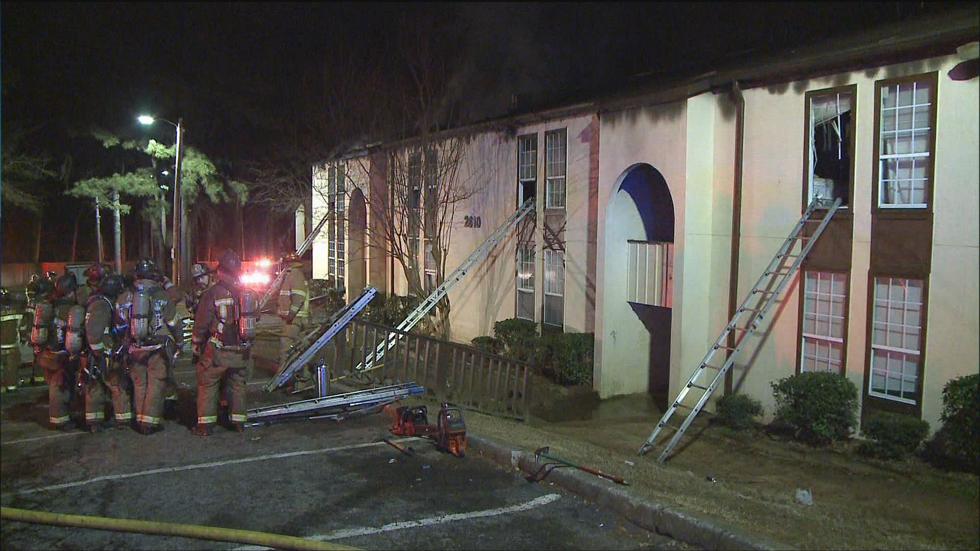 21 people displaced by Atlanta apartment fire