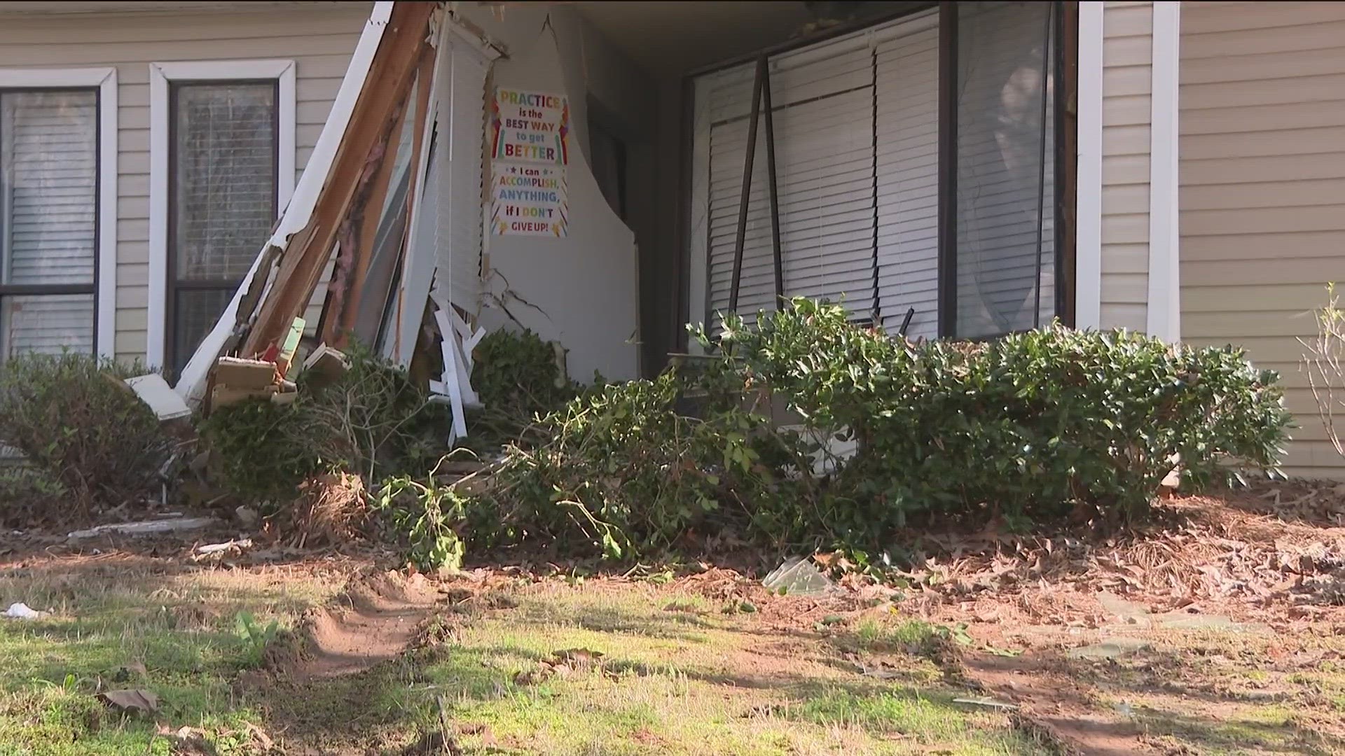 Car crashes into DeKalb County apartment on Tree Mountain Parkway ...