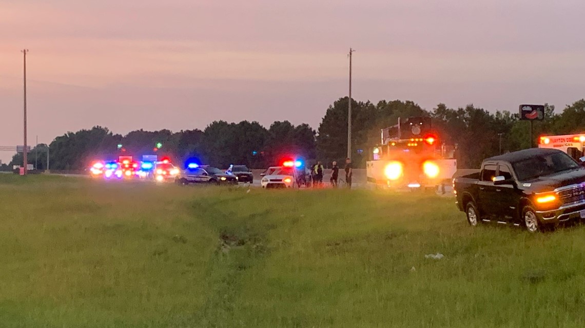 At least 1 dead in 11car wreck on I75 northbound in Clayton County