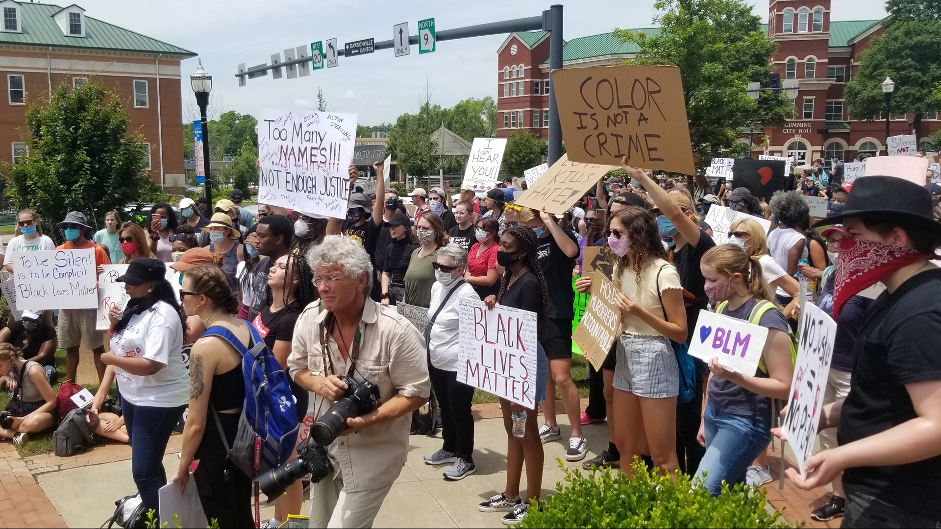 Protesters picket at Atlanta mayor's house | 11alive.com