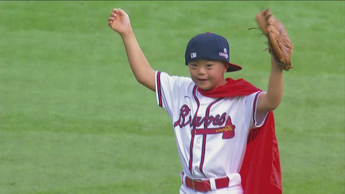 WATCH: Jordan Davis throws out first pitch at Atlanta Braves game