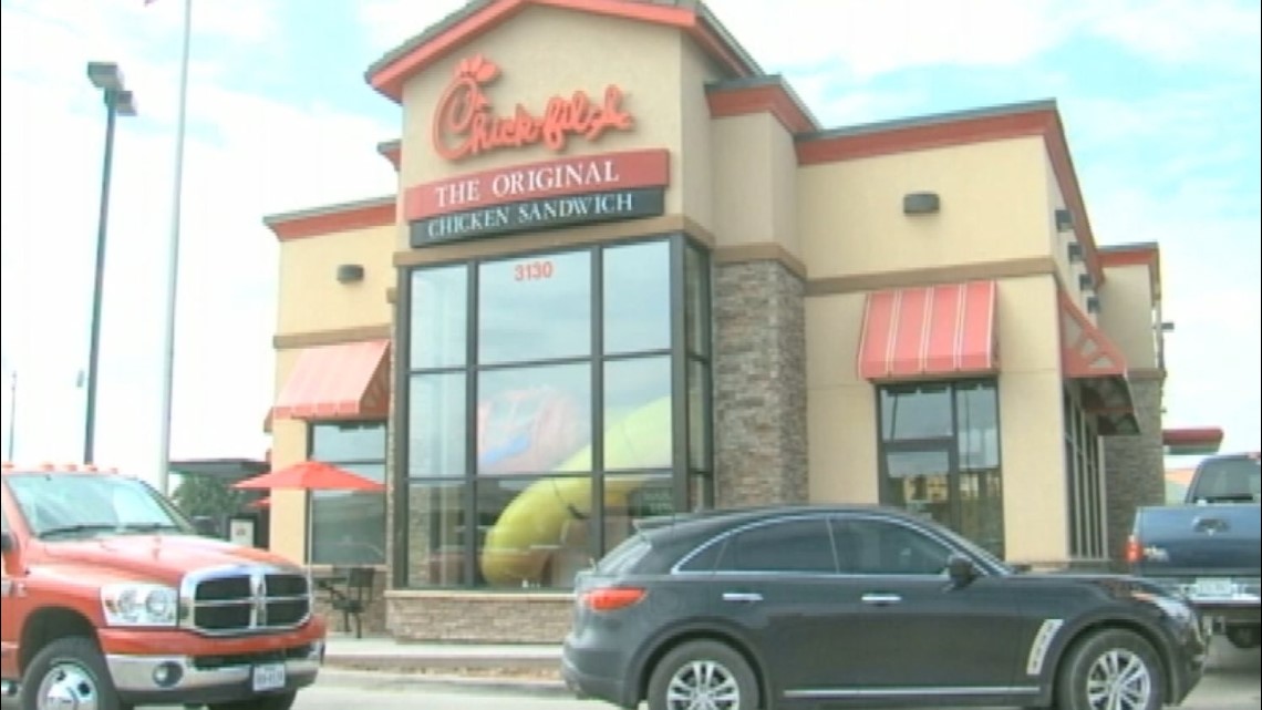 Stranger pays it forward for 88 Chick-fil-A customers | 11alive.com