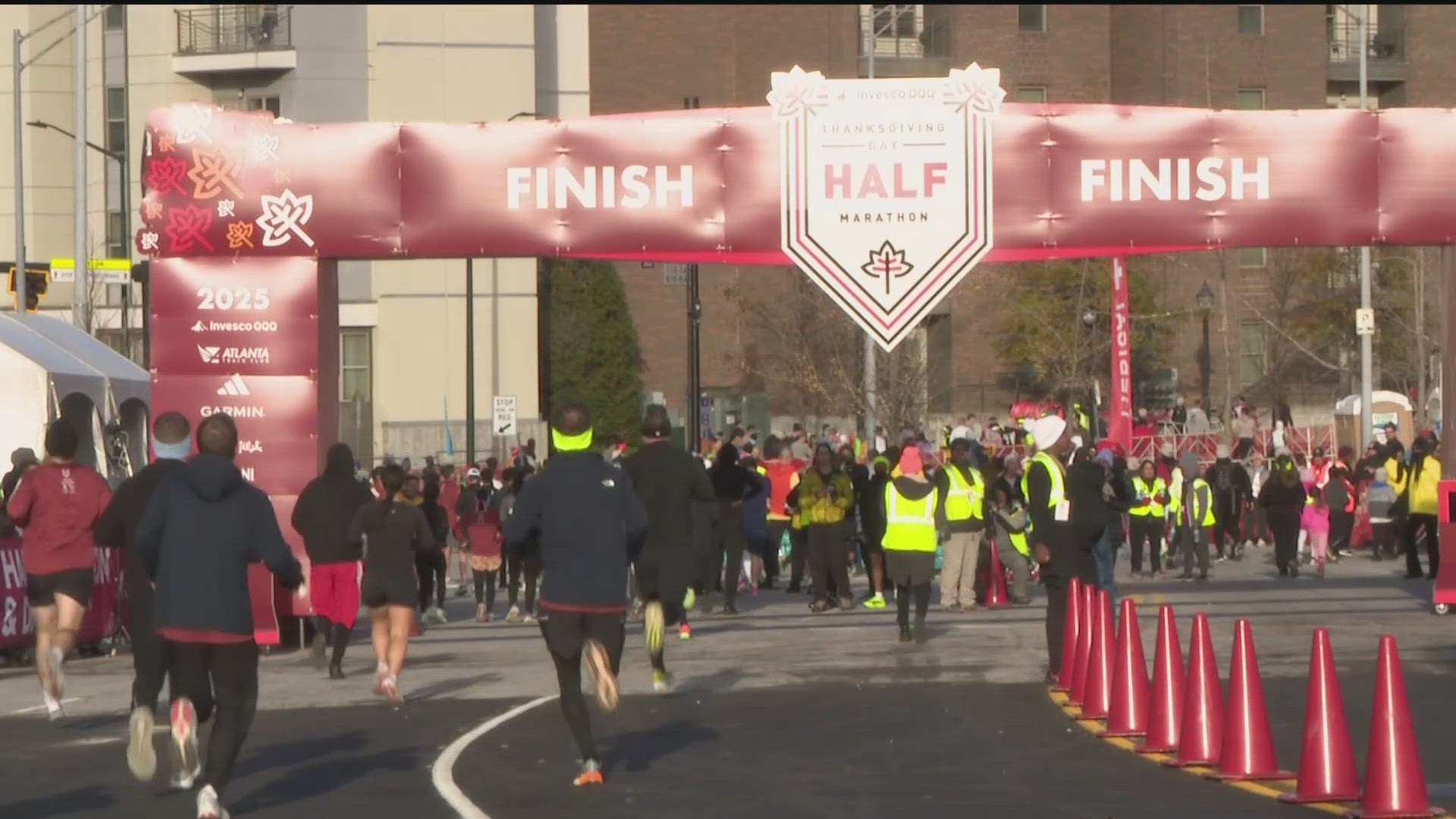 Thousands of runners spend Thanksgiving morning at Center Parc Stadium ...
