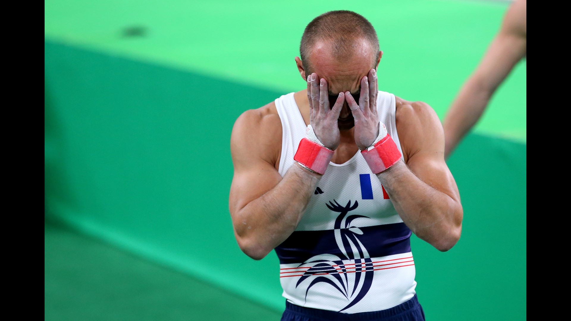 PHOTOS French gymnast snaps leg