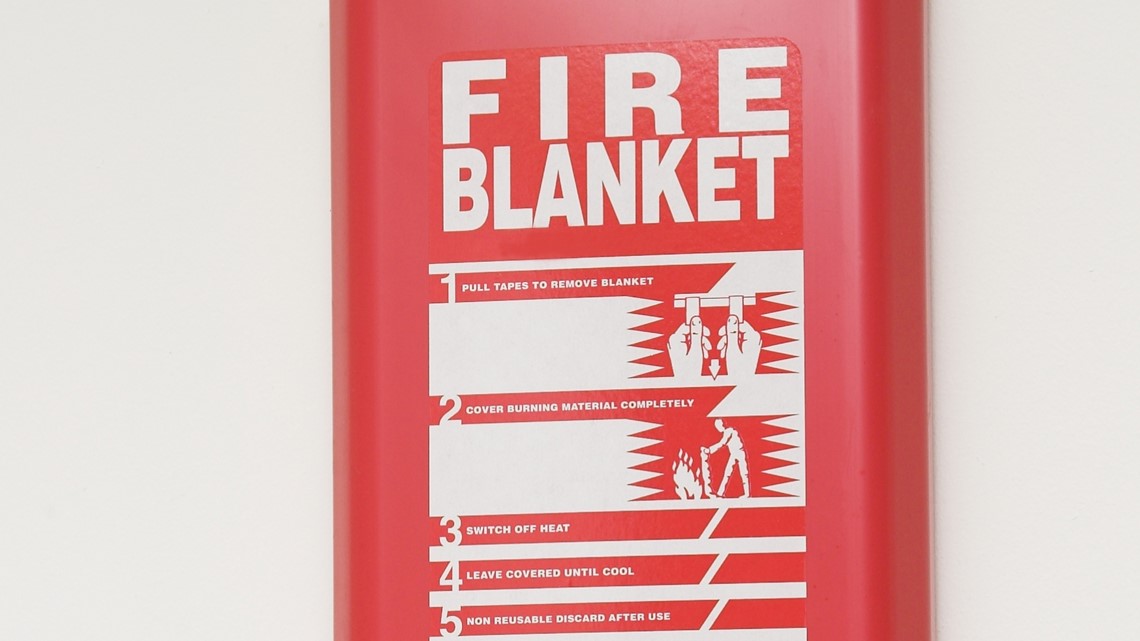 VEVOR 2pcs 8 ft. x 10 ft. Emergency Fire Blanket Fiberglass Heat Resists 1022°F Welding Blanket Mat with Carry Bag, White
