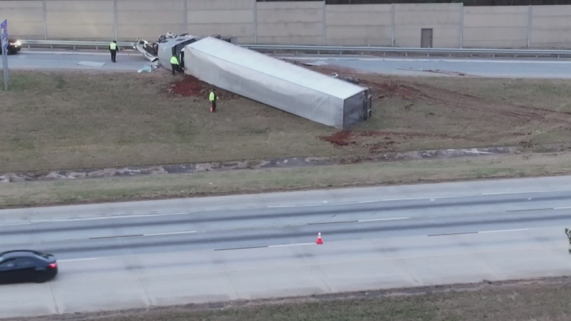 Tractor trailer driver dies in overturn crash on I-75 South exit ...