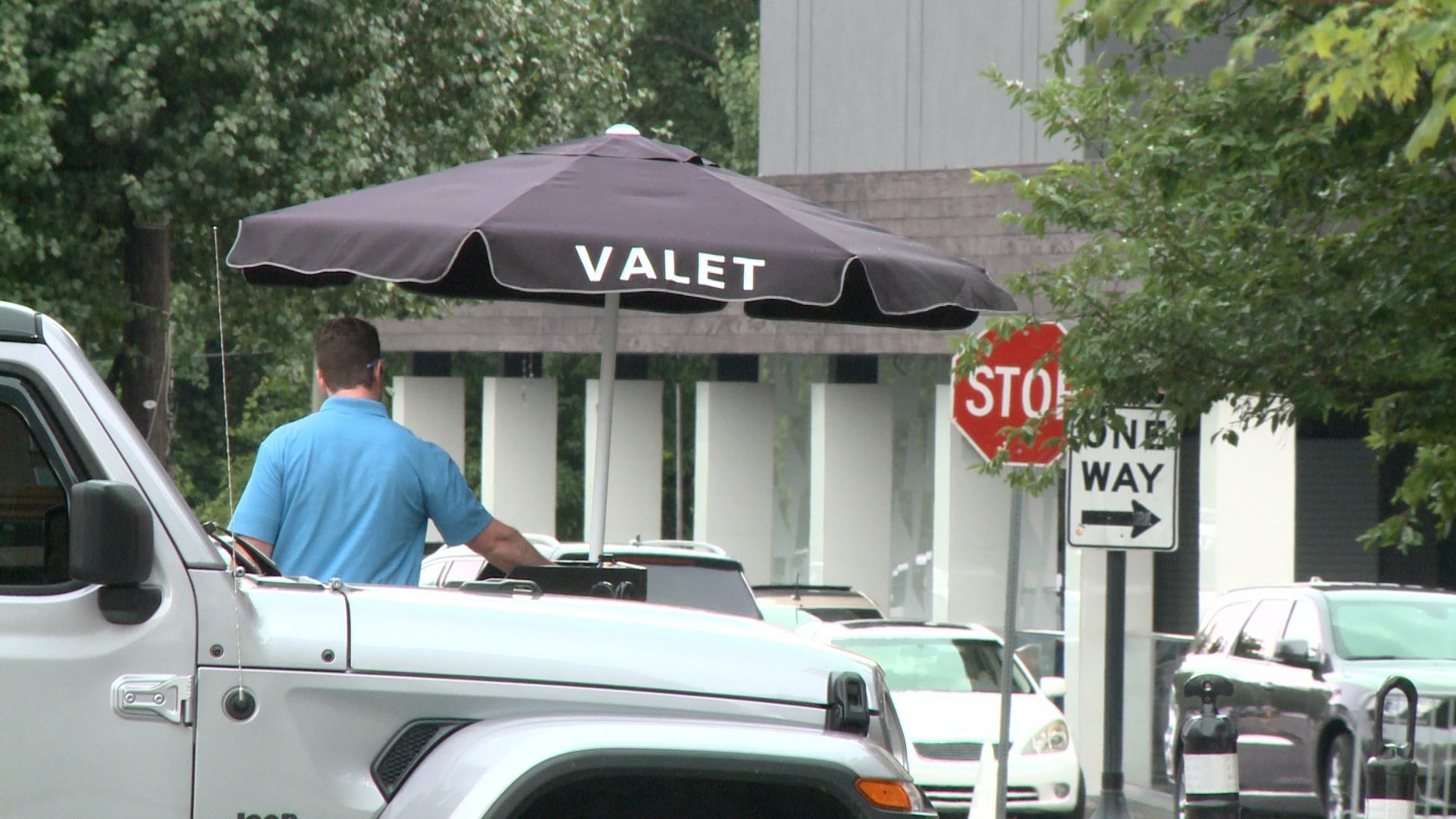 Valet hit during alleged car theft from Buckead shopping center