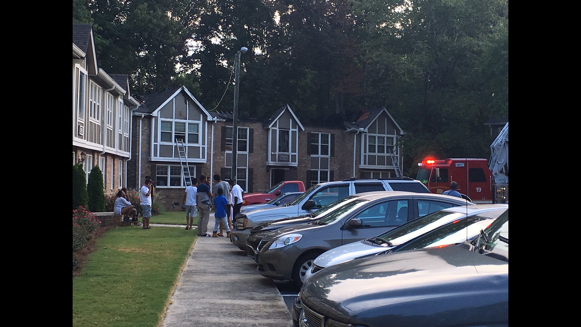 PHOTOS: Fire rips through DeKalb Co. apartment complex | 11alive.com