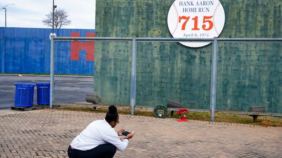 Fans flock to the childhood home of Hank Aaron to pay respects to the  legend