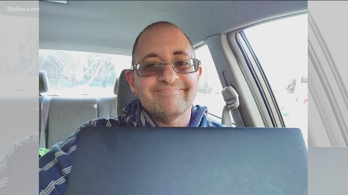 COVID: DeKalb County teacher holds math class from his car - Vimarsana News