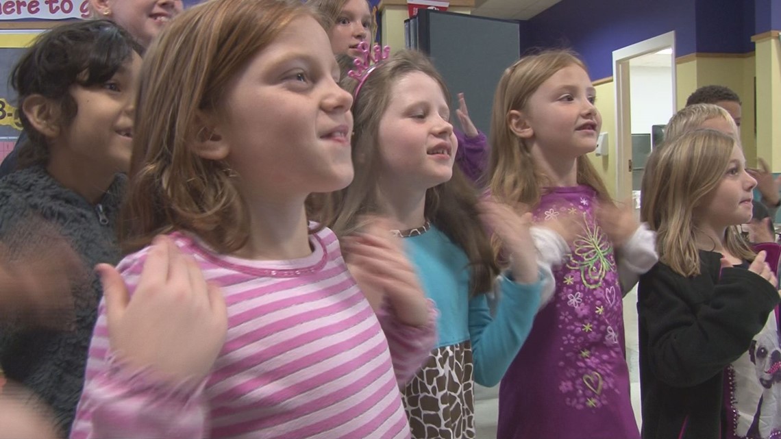 Students learn sign language to help deaf classmate feel included ...