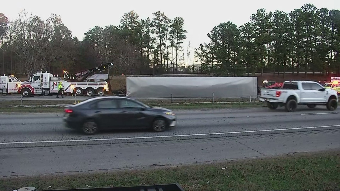 Overturned tractor-trailer causing delays on S. Fulton Pkwy. in Fulton ...