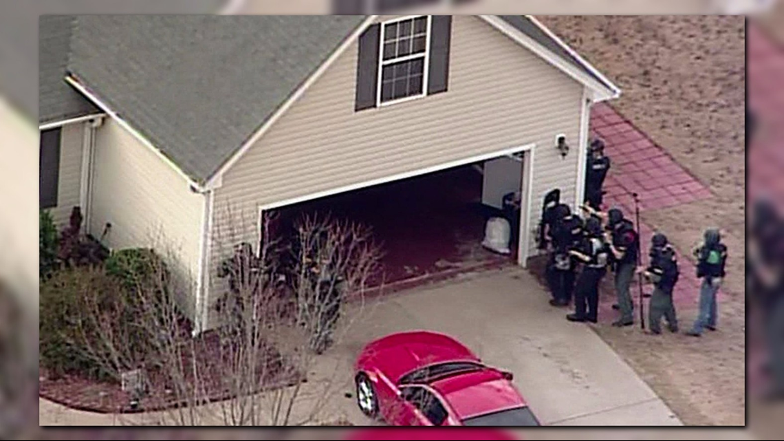 PHOTOS: Gwinnett police, SWAT teams surround house | 11alive.com