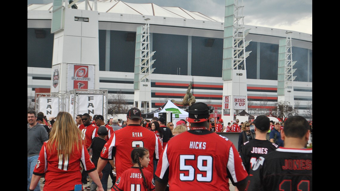 49ers fans tailgate before Falcons game