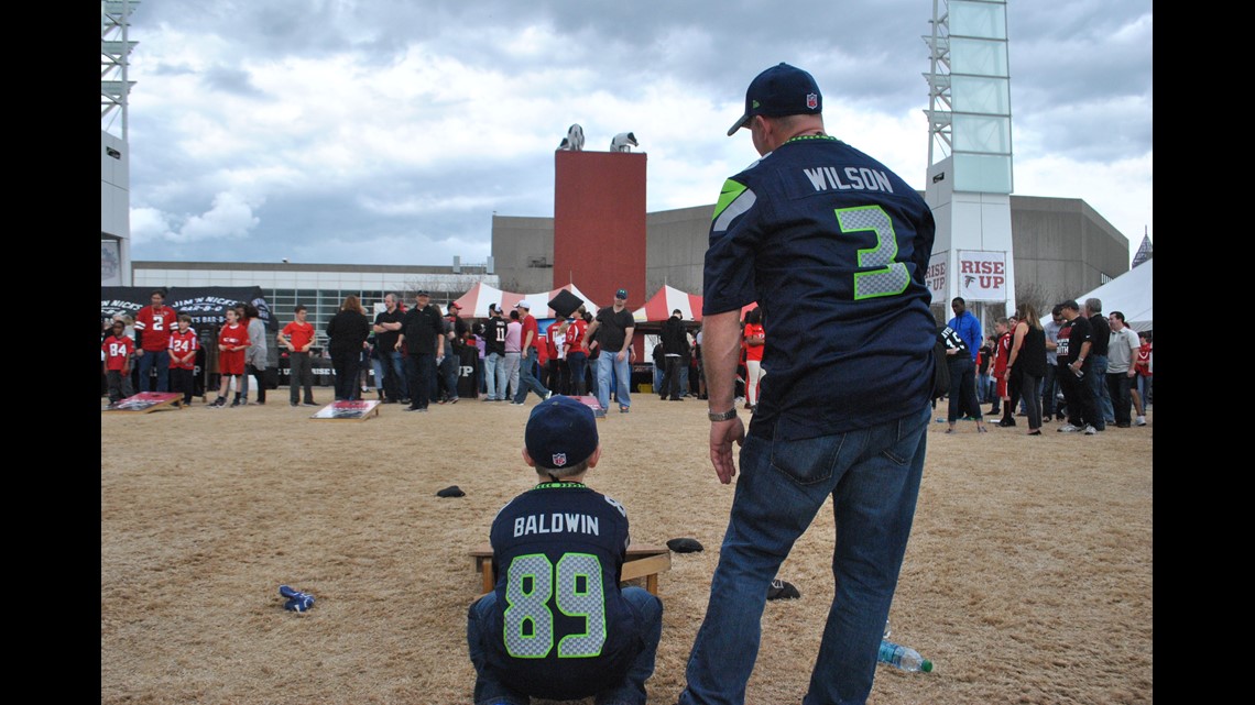 Seahawks DE Michael Bennett responds to reporter with profanity