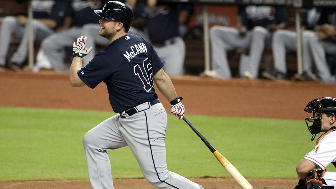 Braves bring back catcher Brian McCann