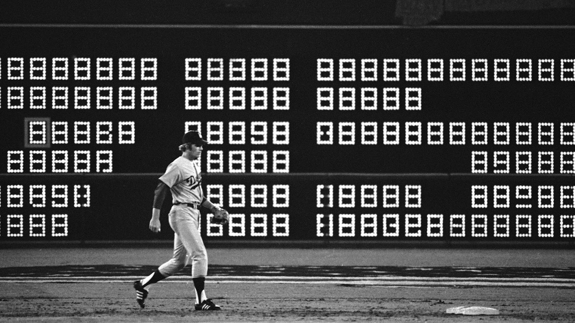 Atlanta Braves' Hank Aaron at bat moments before hitting his 715th home  run, 1974 - Atlanta Journal-Constitution Photographs - Georgia State  University Library Digital Collections