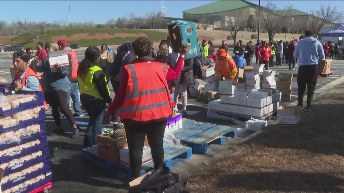 Metro Atlanta church hosts food giveaway to help families in need