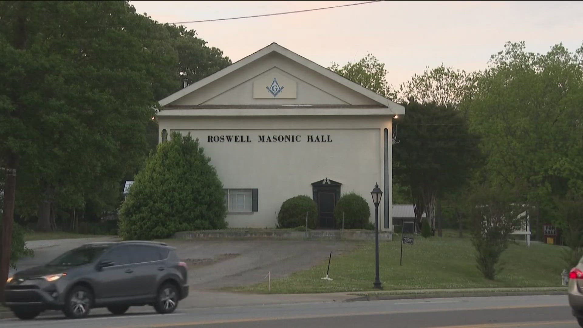A former mayor says over 500 people signed a petition to save the Roswell Masonic Hall.
