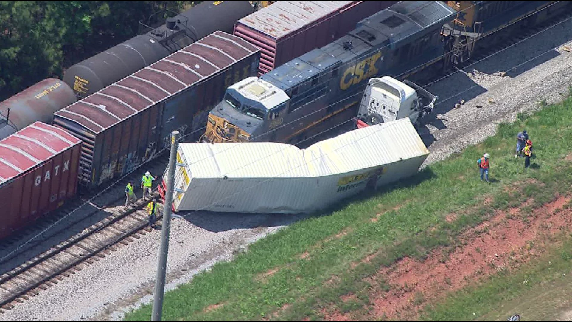 Train hits tractor-trailer in Fulton County | 11alive.com