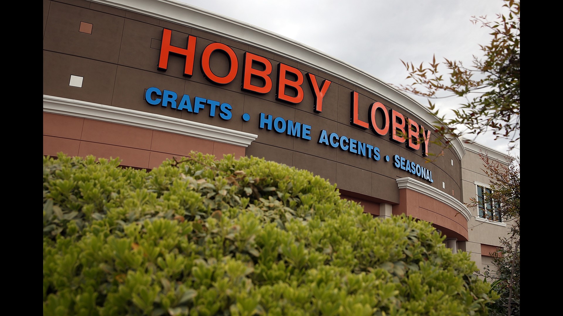 VERIFY Is Hobby Lobby closing its stores?