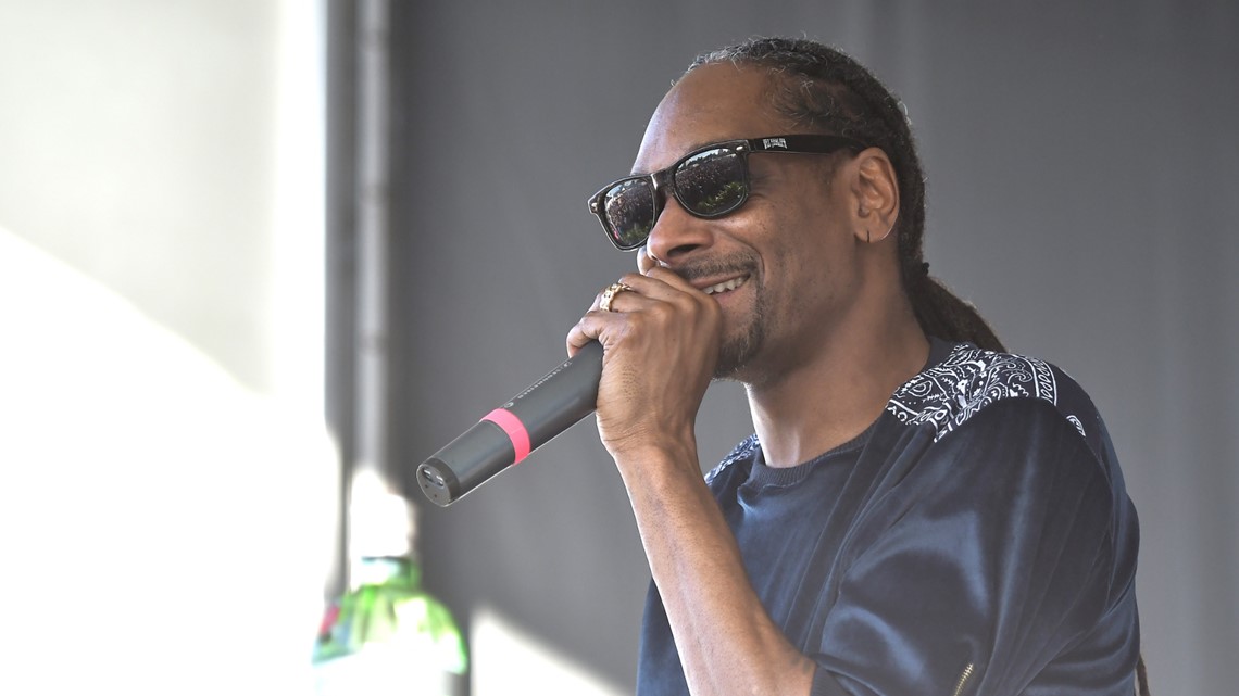 Snoop Dogg surprises Atlanta crowd with Super Bowl performance