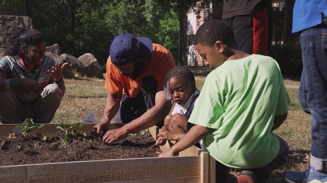 Community garden at Atlanta apartment run by volunteer | 11alive.com