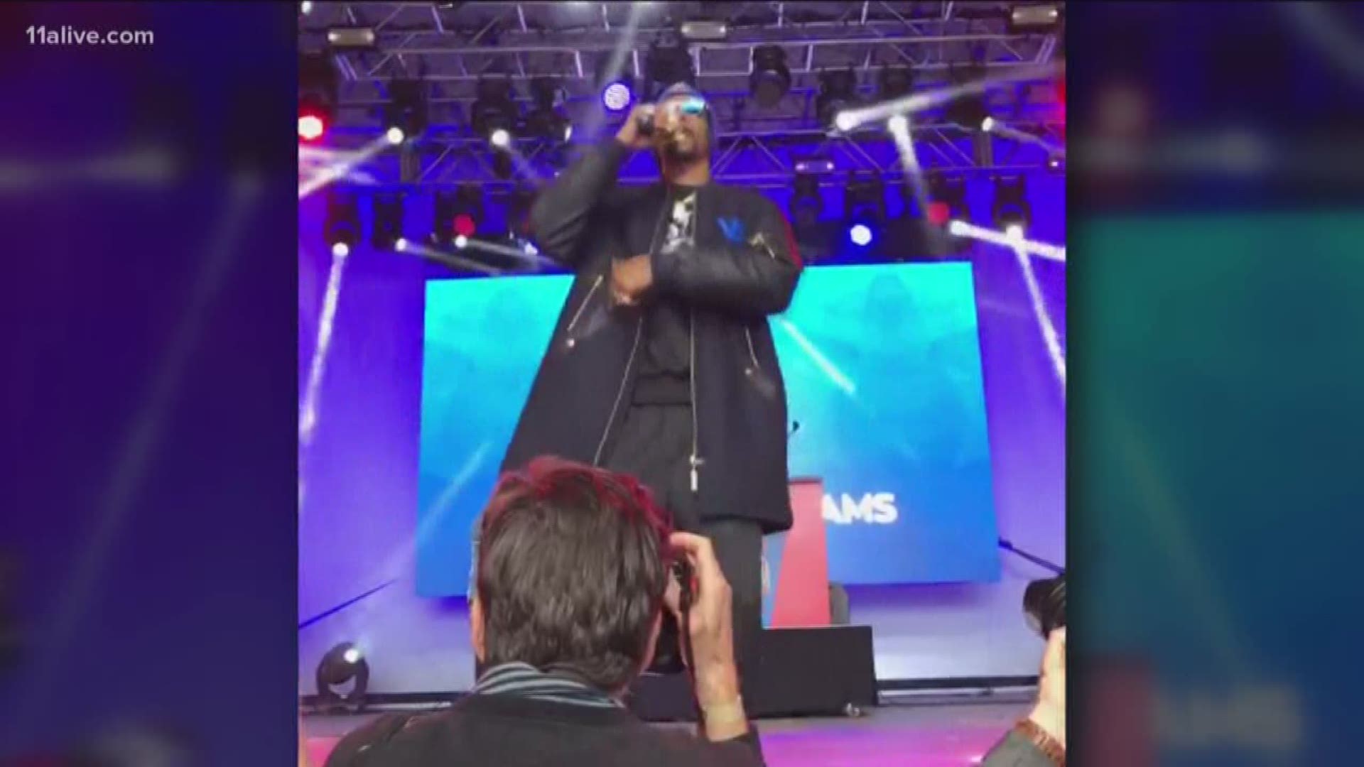 Snoop Dogg surprises Super Bowl LIVE with performance