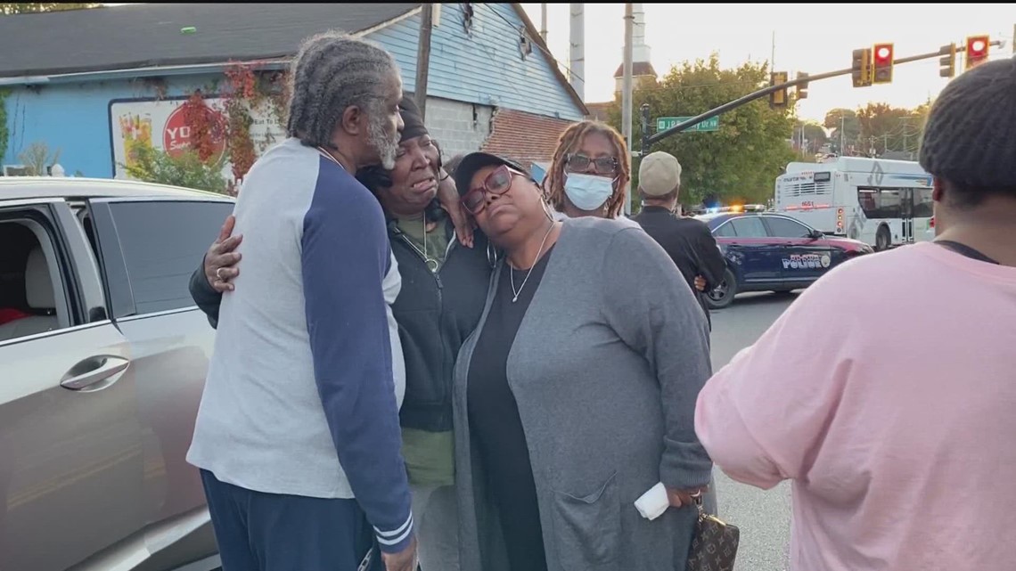 Family mourning after beloved family man shot, killed inside car in ...