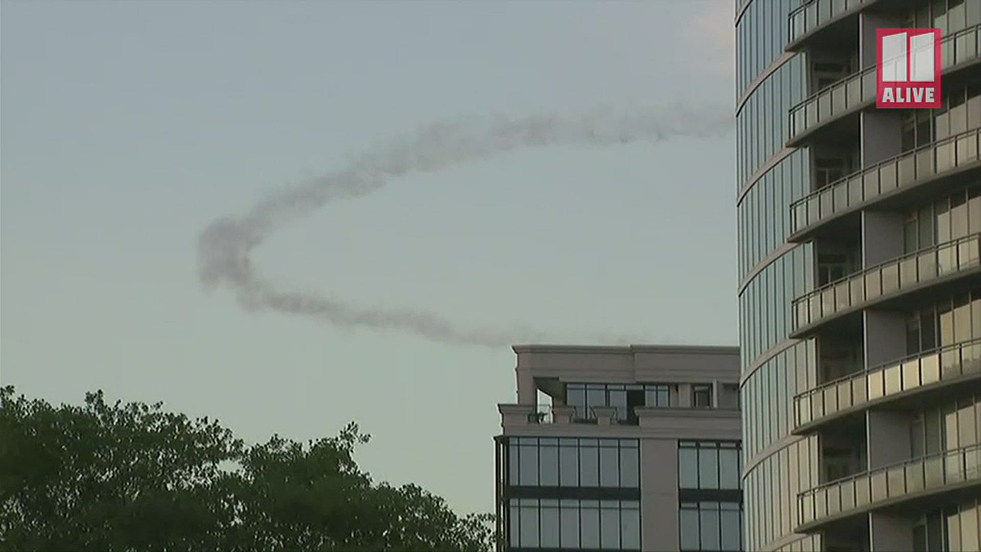 A group of pilots decided to use their talents to bring signs of hope to healthcare workers and patients in local hospitals.