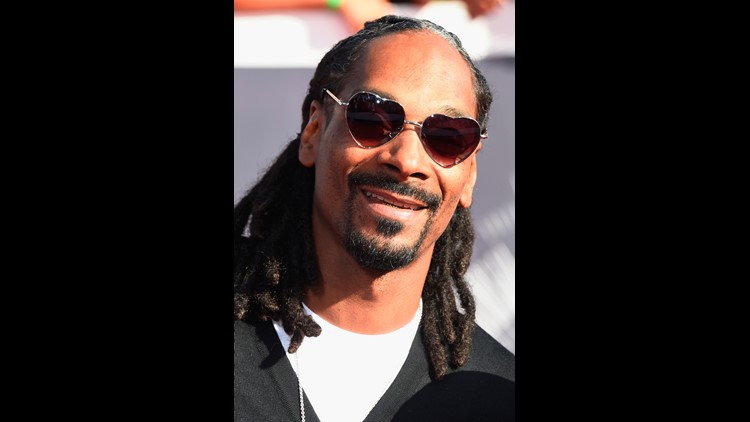 Snoop Dogg Helps Deliver 1,500 Turkeys in Inglewood